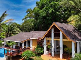 Relax At This Hillside Retreat That Overlooks The Lush Forest And The Caribbean,，位于西区的酒店