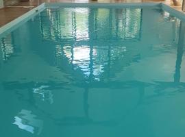 Gîte 11 personnes avec piscine partagée，位于Saint-Georges-de-Reintembault的酒店