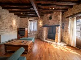 Casa Piedra, Hidden Gem, Jacuzzi, BBQ, Patio in Monagroulli