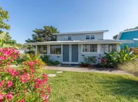 Beach getaway 12min Hot tub Fenced patio & Games