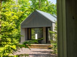 Forest Edge Escape at Dimensions - Cabin Sixteen，位于Algonquin Highlands的酒店