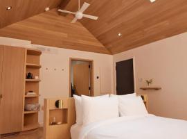 Forest Reset at Dimensions - Cabin Fourteen，位于Algonquin Highlands的酒店
