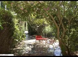 T3 vue jardin à deux pas du centre du village