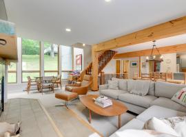 Ski-InandSki-Out Sugarbush Retreat with Indoor Hot Tub，位于沃伦的酒店
