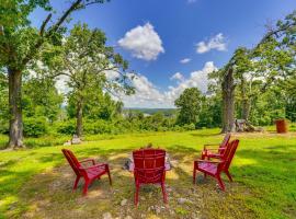 Near Table Rock Lake: Family Home w/ Deck & Views，位于Golden的酒店