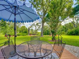 Yard w/ Lake View: Home Near Table Rock Lake!，位于Golden的酒店