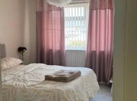 Modern 2BR with Free Parking in Newcastle-under-Lyme