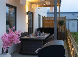 Bright Ground Floor Corner Home with Cozy Outdoor，位于巴斯塔德的酒店