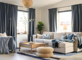 Modern Beachy Home with Terrace Charm First Floor，位于巴斯塔德的酒店
