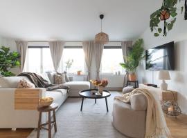 Spacious Home with Workspace and Cozy Balcony，位于巴斯塔德的酒店