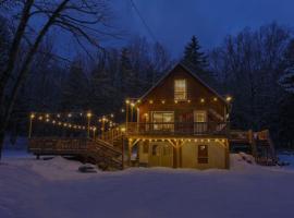 Dream Stratton Forest Cabin with Hot Tub and Fast WiFi，位于斯特拉顿的酒店