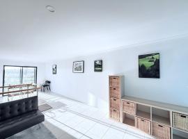 City Explorer Base 3BR&2 Floors&Walk to Mall & Airport Transit，位于珀斯的酒店