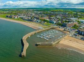 By The Sea - Boutique Flat Five Mins from Edinburgh，位于穆塞尔堡的酒店