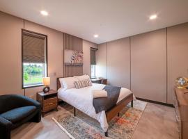 Stylish Carousel City loft Binghamton NY，位于维斯塔的酒店