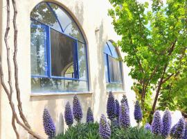 A house in the heart of a grove of oaks，位于Abirim的酒店