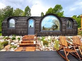 Friday Inn Igloo - Intimitate, Jacuzzi, Natura, Priveliste & Iaz - Escapadă romantică premium la o oră de Bucuresti - Eco Friendly Micro-Resort，位于科马尔尼克的酒店