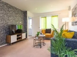 Comfortable 3-Bedroom House with Private Driveway in Bedford
