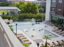 Pool View Downtown Near Stadiums