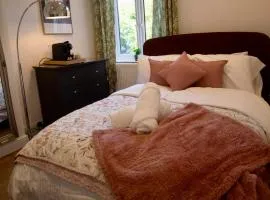 Stylish Double Room - Shared Bathroom - No Kitchen
