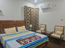 A well furnished room in apartment，位于拉希迈尔汗的酒店