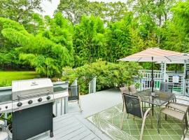 Tranquil and Pet-Friendly Estate on Long Island!，位于哈帕克的酒店