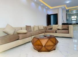 شاليه بقريه جرين بيتش الساحل الشمالي 4 غرف تشطيب السنه لوكس，位于阿莱曼的酒店