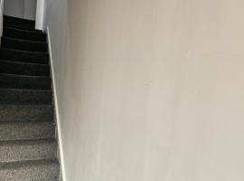 Centrally located house, Rm 4 big，位于特伦特河畔伯顿的酒店