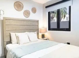 AQUA Villas Del Mar Apt 2 - 2 BR Steps to Beach & Walk to Dine, The Best Location!