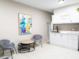 AQUA Villas Del Mar Apt 5 - 1BR Coastal Fun & Local Dining，位于多拉多的酒店