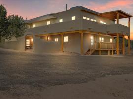Casa De Coyote Luxury 7br 16 plus guest retreat，位于圣达菲的酒店