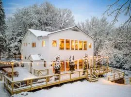 Maple Pine w Hot Tub Pool Table 3min to Mount Snow