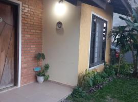 Casa com Ar condicionado 300 m da praia，位于伊塔波阿的酒店