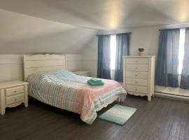 Large room in private home，位于里穆斯基的带热水浴缸的酒店