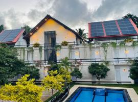 Royal Crown Residency Hotel，位于Talawatugoda的酒店