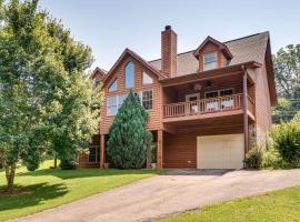 Hiawassee River Retreat 2 Mtn-View Decks!，位于海厄沃西的酒店