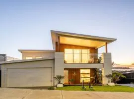 Oceania Vista - Modern Retreat near San Remo Beach