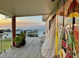 Oceania Vista - Modern Retreat near San Remo Beach