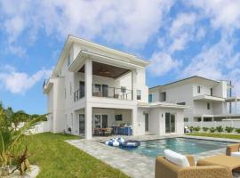 The Drift Haus - NEW Luxury Beachfront Villa Ocean Views Pool，位于可可比奇的酒店