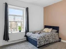 Unique 3 Bedrooms, 3 Ensuite, FREE WiFi, Private Parking