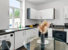 Unique 3 Bedrooms, 3 Ensuite, FREE WiFi, Private Parking
