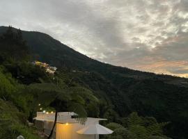Glamping Visit Telaga Menjer，位于Garung的豪华帐篷