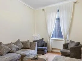 Relax in Comfort 3BR Home for 6 with Full Kitchen, Lounge, Large Bath