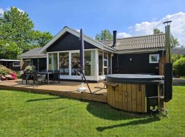 Cozy Cottage With Wilderness Bath，位于Føllenslev的酒店