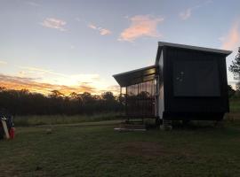 Bee Farm Off-Grid Tiny Home Stay，位于Tamaree的酒店