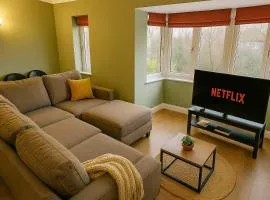 Spacious 5-BR Group Stay in Central Location