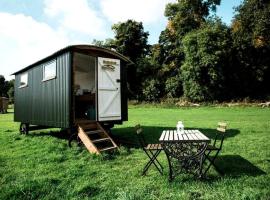 Fully-Furnished and Cozy Shepherd Huts in Slane, Ireland，位于斯莱恩的酒店