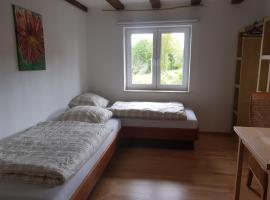 Zweibettzimmer mit Bad auf Pferdehof in Much，位于穆赫的酒店