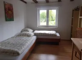 Zweibettzimmer mit Bad auf Pferdehof in Much