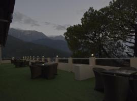 The Four Season Dharamshala # Centrally Heated & Air Cooled # Scenic Mountain View # Big Parking # Near Market # Top Rated # Most Awarded # Premium Rooms # Bar # Terrace # Lift # Property Of The Year，位于达兰萨拉的酒店