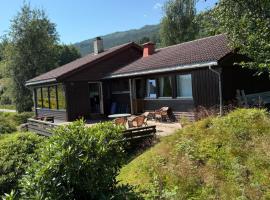 4 bedroom room House in Beautiful Strandebarm，位于Kvam的酒店